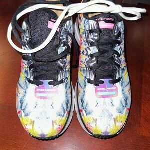 New never worn women’s size 9 floral print tennis shoes. Memory Foam